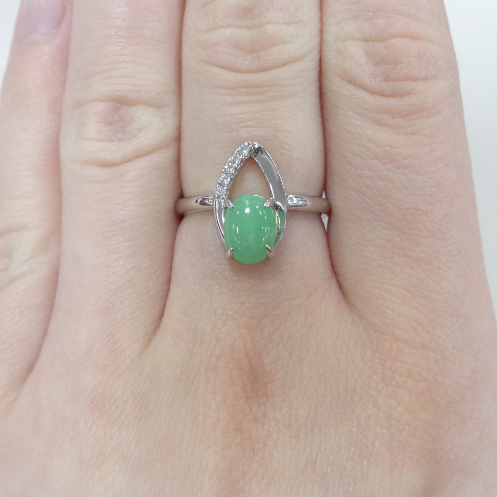 Серебряное кольцо с зеленым халцедоном